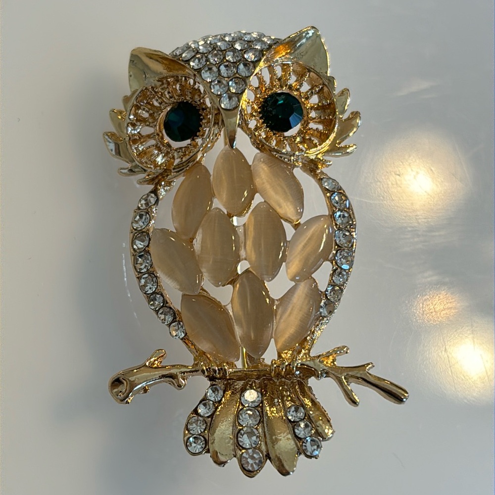 Large champagne color owl brooch/ gold tone / clear crystal rhinestones